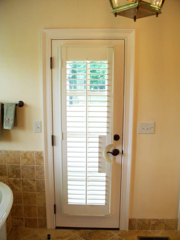 Door with a Door Handle Cutout